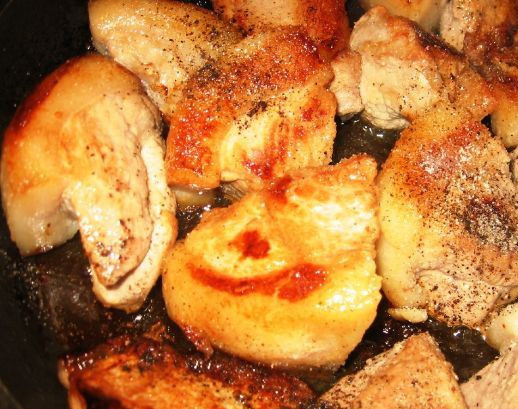 1. Этап. Свинина, запеченная с баклажанами в духовке: Мясо крупно порежьте и обжарьте на растительном масле до румяной корочки, посолите и поперчите. Переложите на тарелку.