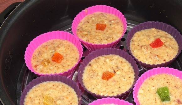 1. Этап. Грушевый пудинг: Раскладываем тесто по формочкам. Готовим в мультиварке 35-40 минут, поместив формочки в форму для варки на пару.