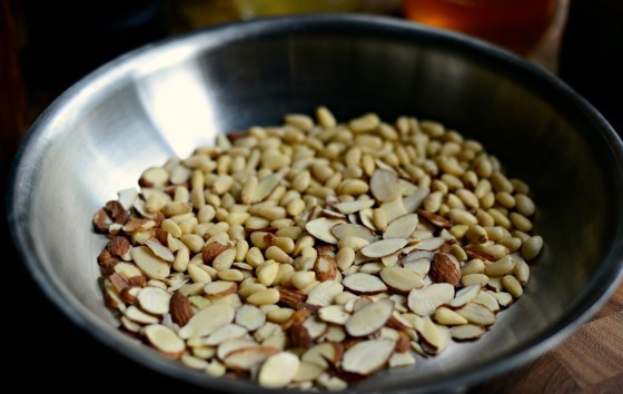 1. Этап. Салат из капусты с орехами: 3. Затем на сухой сковороде подсушите орехи в течение пары минут.