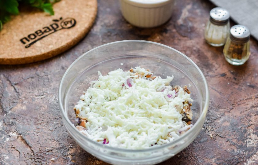 1. Этап. Салат Мимоза по Дюкану: Куриные яйца сварите вкрутую, после почистите и разделите на белки и желтки. Натрите белки на мелкой терке, выложите поверх лука.