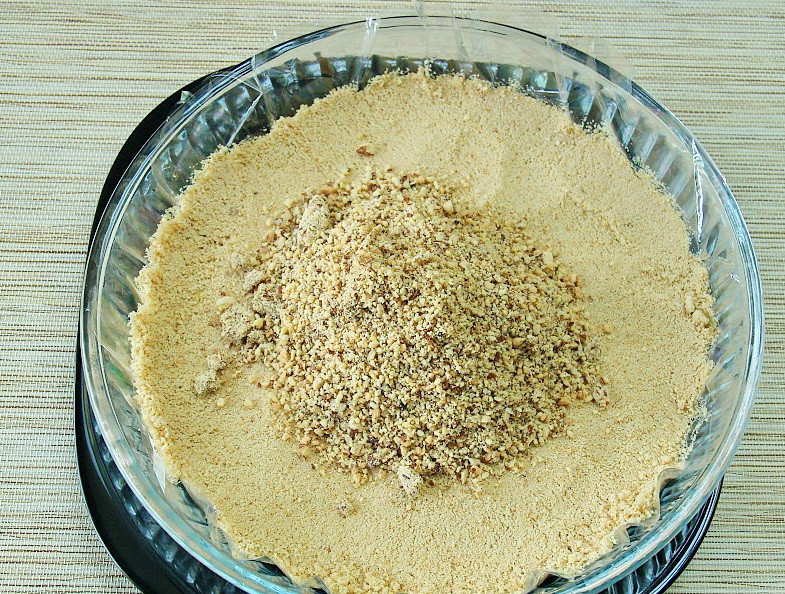 1. Этап. Торт творожный с творожным сыром: На дно формы для выпечки выложите крошки печенья и миндаль.