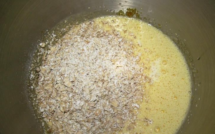 1. Этап. Творожно-овсяные кексы: 2. Добавим кефир, мед, овсянку и перемешаем. Пусть теперь немного постоит, чтобы хлопья немного набухли.