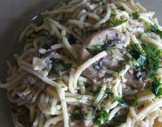 1. Этап. Спагетти под сливочным соусом: 7. Перед подачей спагетти можно украсить зеленью петрушки.