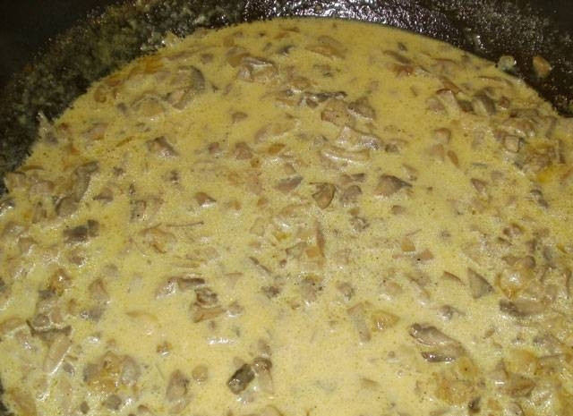 1. Этап. Грибной соус со сливками: Затем добавьте специи: соль, перец, куркуму и карри. Влейте сливки. Приятный желтоватый оттенок придает куркума. Готовьте еще минуты 3, чтобы соус загустел. Если хотите более жидкий соус, добавьте воды.