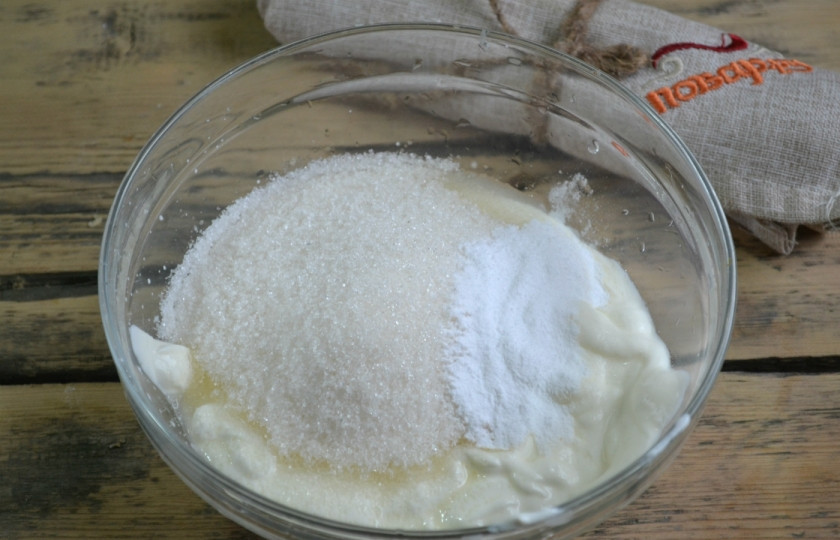 1. Этап. Торт Сердце: А теперь приготовьте крем. Для этого смешайте сметану, сахар и загуститель для сметаны.