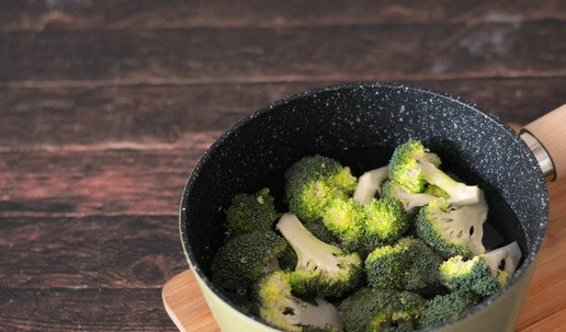 1. Этап. Брокколи с сырным соусом: Параллельно отварите брокколи в подсоленной воде, нарезав на кусочки. Варите примерно 5-10 минут - смотря насколько мягкой она вам нравится. Готовую брокколи откиньте на дуршлаг.