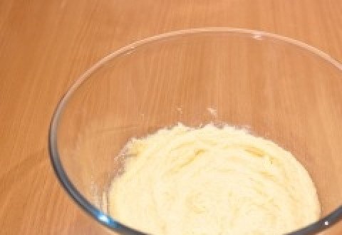 1. Этап. Выпечка из кокосовой стружки: 1. Возьмите сливочное масло. Дайте ему возможность при комнатной температуре стать мягким. Положите его в удобную посуду и всыпьте сахар. Затем разотрите масло с сахаром.