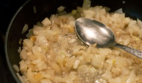 1. Этап. Быстрый суп без мяса: 4. В растопленное масло положить лук и обжарить на среднем огне до мягкости (доводить до золотистого цвета не нужно).