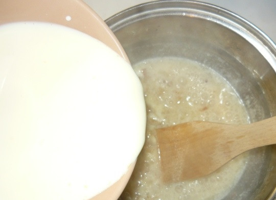 Фаршированные ракушки под сливочным соусом 1. Этап. Фаршированные ракушки под сливочным соусом: 9. Влить желтки со сливками тонкой струйкой. Варить соус на среднем огне, постоянно помешивая.