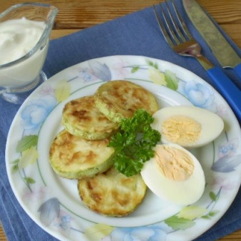 Кабачки жареные с яйцом