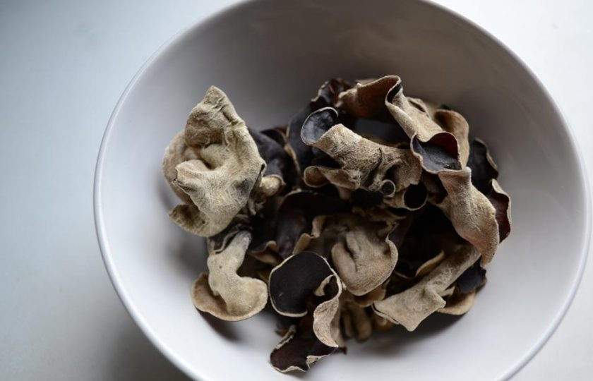 1. Этап. Грибы муэр: Сухие грибы замочите в воде. Поставьте в холодильник на пару часов, чтобы они хорошенько размокли и полностью раскрылись.