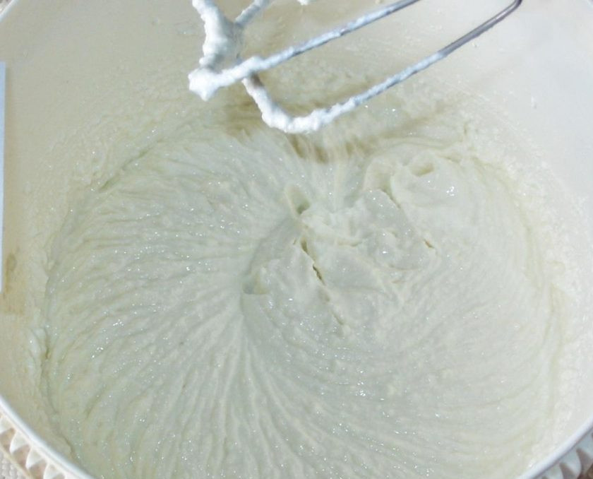 1. Этап. Тирамису Вива Италия: 11. Отдельно взбиваем сливочный сыр (его можно заменить мягким нежирным творогом).