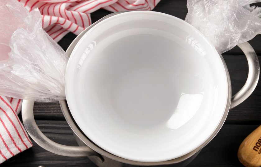 1. Этап. Сальтисон из свиной печени: Сверху накройте тарелкой, чтобы пакеты не всплывали (можно установить на тарелку груз). Хвостики от пакетов должны быть зажаты. Варите при слабом кипении 2,5 часа.