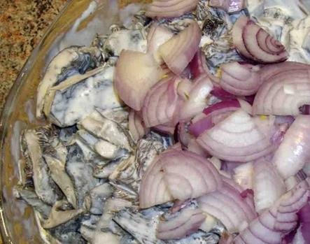 1. Этап. Соленые грузди в сметане: Добавляем лук, нарезанный полукольцами, все перемешиваем.