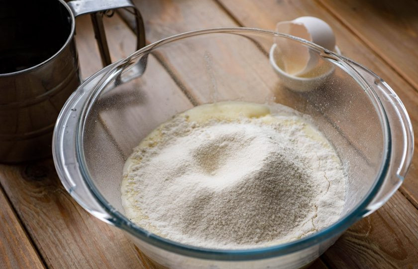 1. Этап. Венские вафли на кефире: Просейте муку и добавьте соду.