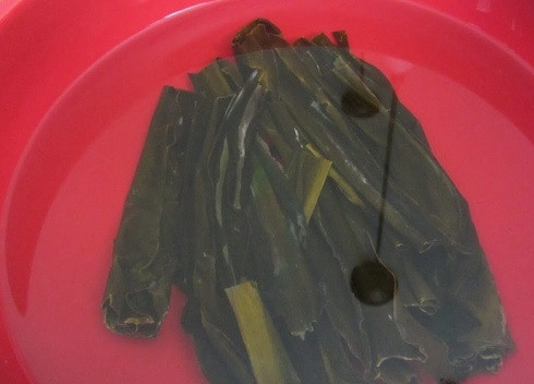 1. Этап. Салат из морской капусты и кальмаров: Заливаем холодной водой и оставляем на сутки.