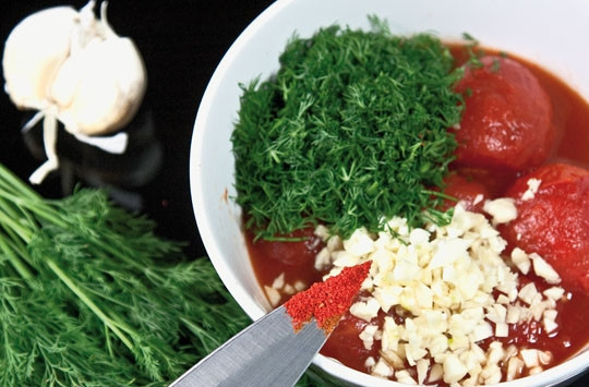 1. Этап. Кислые щи из утки: 5. Отдельно готовим соус: измельчаем помидоры или берем томатную пасту (можно морс), добавляем нарезанную мелко зелень и чеснок, а также специи по вкусу.