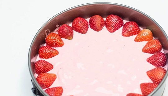 1. Этап. Творожно-желейный торт: 4. После можно по желанию дополнить тортик свежими ягодами.