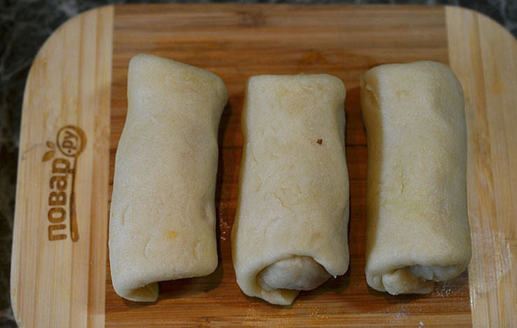 1. Этап. Закусочные трубочки с курицей и овощами: Сверните в трубочку.