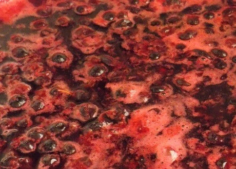 1. Этап. Желе из черной смородины на зиму: 2. Переложите ягоды смородины в таз, где будет вариться желе. Залейте тремя стаканами воды. Доведите все до кипения. Затем варите на протяжении 10 минут на среднем огне. Время от времени помешивайте.