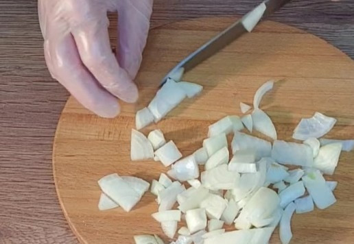 1. Этап. Шашлык из индейки в азиатском стиле: 3. Репчатый лук нарезаем кубиком.