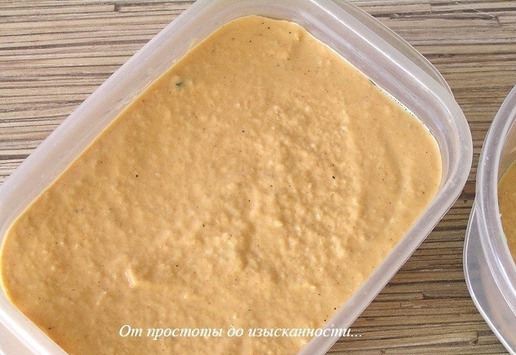 1. Этап. Мусс из лосося со шпинатом: В один контейнер я начинала раскладывать массу из лосося, а в другой - из шпината. Посмотрим, какой мусс понравится больше.