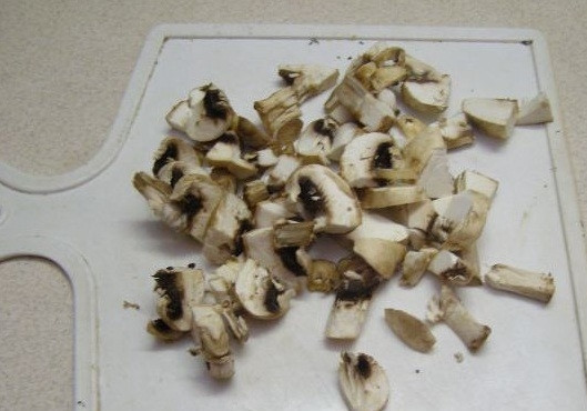 1. Этап. Салат из корейской моркови с грибами: 1. Грибы почистим, помоем и нарежем кусочками. Сковороду нагреваем, добавляем растительное масло и отправляем на нее грибы, жарим до полной готовности. К грибам добавляем лук, нарезанный полукольцами и тоже обжариваем.