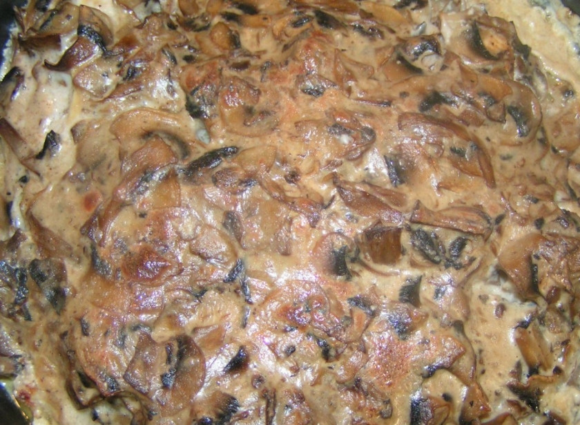 1. Этап. Курица с грибами на сковороде: 4. Теперь уже на блюдо поверх курицы выкладываем грибы. Я еще дополнительно запекаю блюдо пару минут, чтобы вышла аппетитная корочка, но это необязательно.