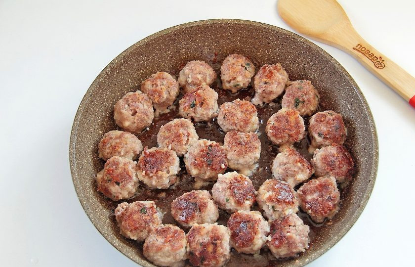 1. Этап. Фрикадельки с пармезаном и миндалем: 8. Выложите фрикадельки на раскаленную сковороду и обжарьте на среднем огне с двух сторон до румяной корочки.
