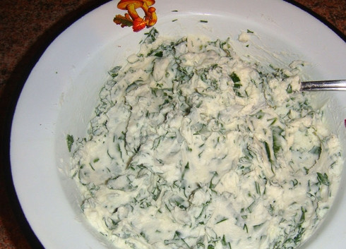 1. Этап. Сырные лепешки с начинкой: 5. Я решила приготовить лепешки с разной начинкой, поэтому еще смешала брынзу с зеленью.