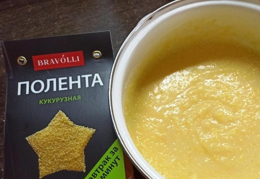 1. Этап. Кукурузные шарики с ореховым соусом: Сварить из кукурузной поленты Bravolli густую кашу, ориентируясь на инструкцию производителя. Соль и специи по вкусу. Оставить остывать до теплого состояния.