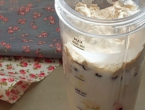 1. Этап. Свекольный смузи Черноплодка: Свеклу порезать крупно (со шкуркой или без - по вкусу), яблоко освободить от семенной коробочки и крупно порезать, сложить все ингредиенты в стакан блендера. Кефир нет смысла предварительно отмерять, добавьте опционально. Лимонный сок можно не использовать.