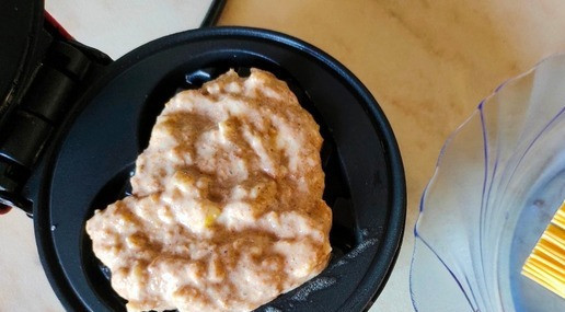 1. Этап. Вафли пышные Любимый завтрак: Кладём не полную столовую ложку теста и закрываем. Даём пропечься минуты 3. (Время зависит от мощности вашей вафельницы)