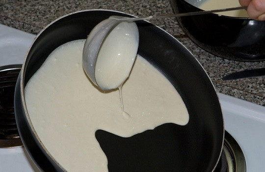 1. Этап. Блины обыкновенные: 7. При этом постоянно наклоняйте сковороду еще чуть больше, чтобы тесто равномерно распределялось.