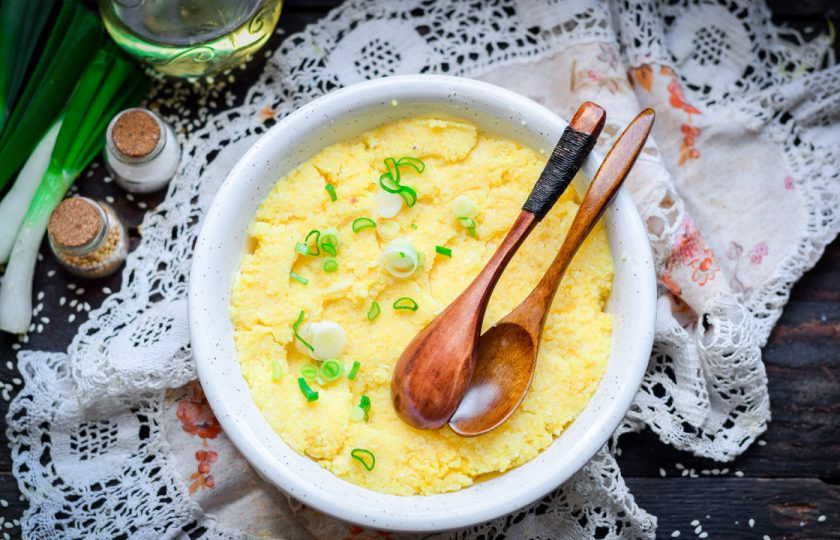 1. Этап. Кукурузная каша на молоке для ребенка: Сдобрите кашу маслом и подавайте к столу. Если детки любят сладкую кашу, добавьте сахар. Некоторые дети не любят сладкую кашу, поэтому можно просто добавить щепотку соли. Приятного аппетита!