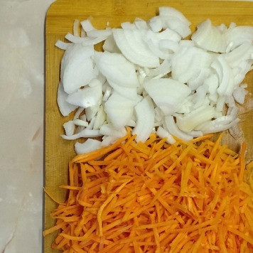 1. Этап. Подлива мясная: Лук нарезать четвертинками, морковь натереть на терке по-корейски.