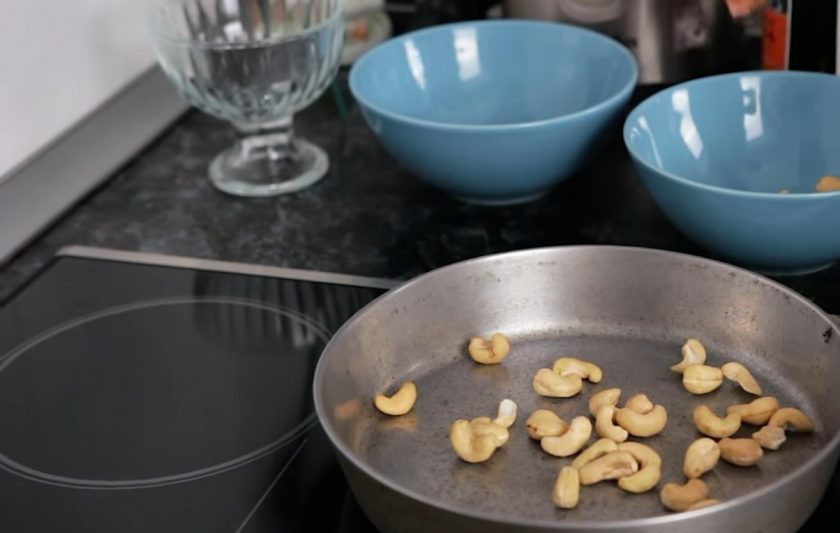 1. Этап. Легкий салат с кешью и чудо-соусом: 3. Затем поджарьте на сухой сковороде кешью, добавьте к нему красный сладкий перец и сушеную кинзу.