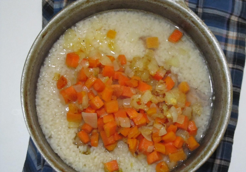 1. Этап. Плов со свиными ребрышками: 3. Добавим в казан промытый рис, перемешаем, чтобы рис впитал масло, а затем заливаем водой. Доводим до кипения, а потом огонь уменьшаем. В самом конце добавим соль, перец и зажарку со сковороды.