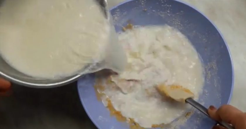 1. Этап. Бретонский фар: 2. Вылейте половину только что кипящего молока, размешайте. Вылейте вторую часть молока, тщательно размешайте.