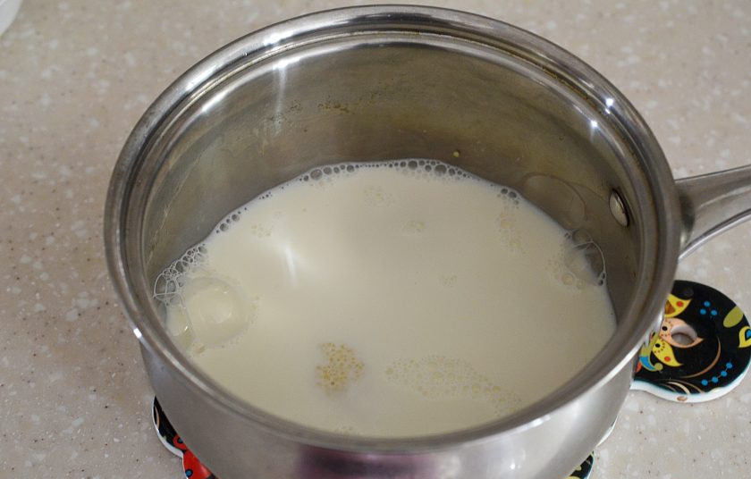 1. Этап. Жидкая пшеничная каша: Залейте молоком.