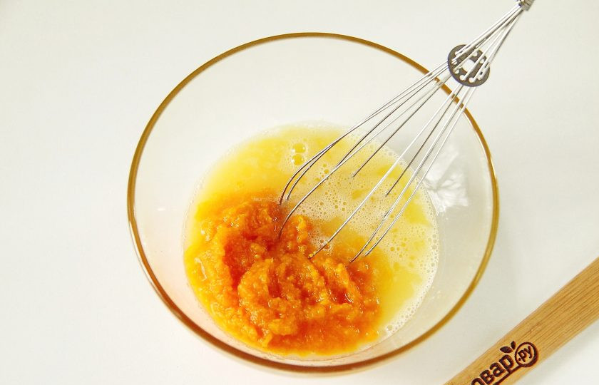 1. Этап. Тыквенные капкейки: Добавьте тыквенное пюре.