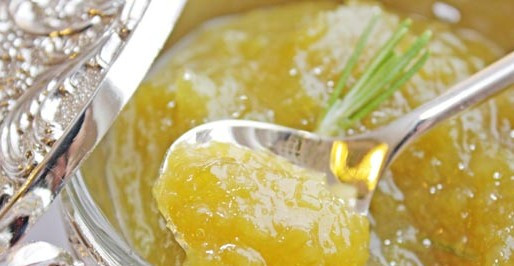 1. Этап. Варенье из ревеня на зиму: Горячее варенье раскладываем по стерилизованным баночкам и закрываем плотно крышкой.