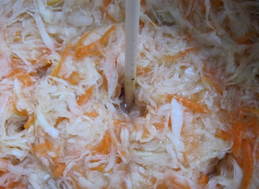 1. Этап. Бомбовая капустка: 9. На следующий день прокалываем капусту для того, чтобы выпустить газы, а затем снова ставим ее под гнет.