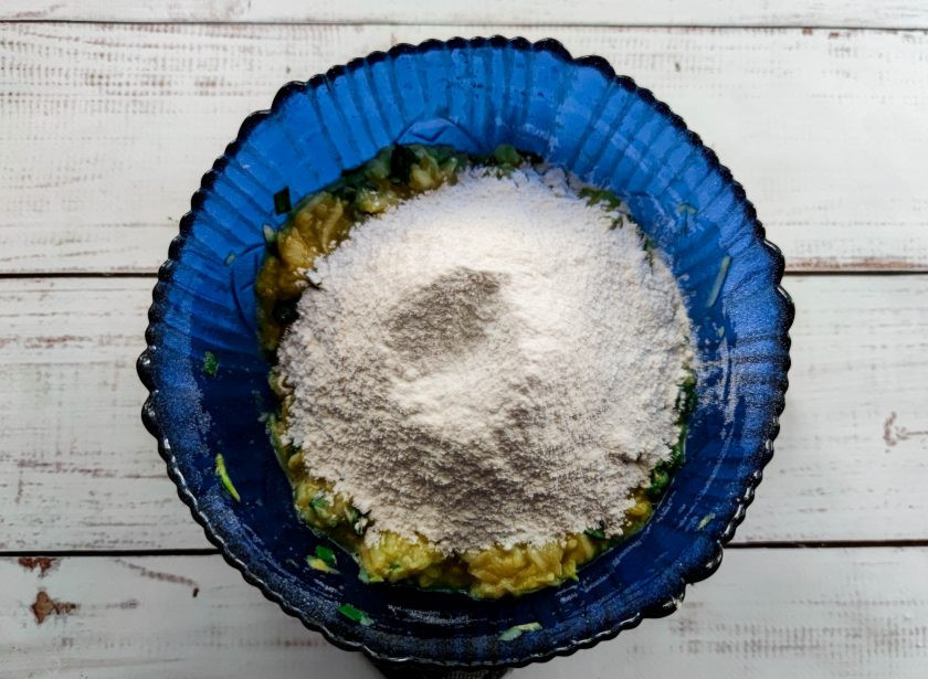 1. Этап. Котлеты из кабачков на пару: Всыпьте просеянную муку и перемешайте.