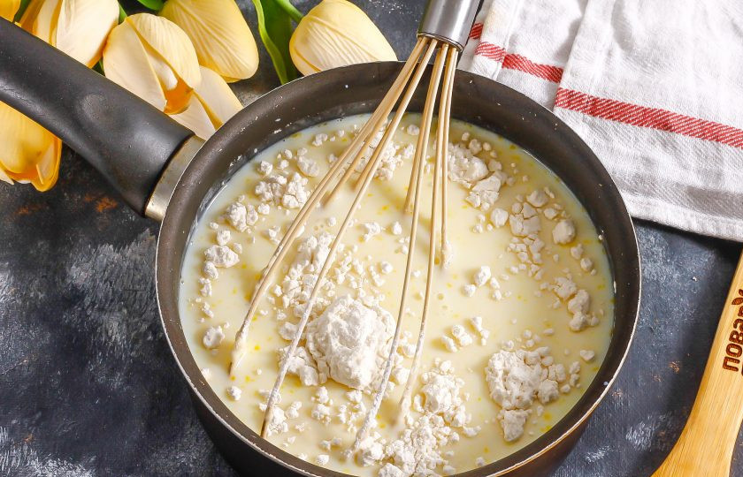 1. Этап. Шоколадный медовик: Затем в казане или ковше с антипригарным дном соедините молоко любой жирности, сахар. Вбейте туда два яичных желтка, всыпьте пшеничную муку и аккуратно взбейте все венчиком.