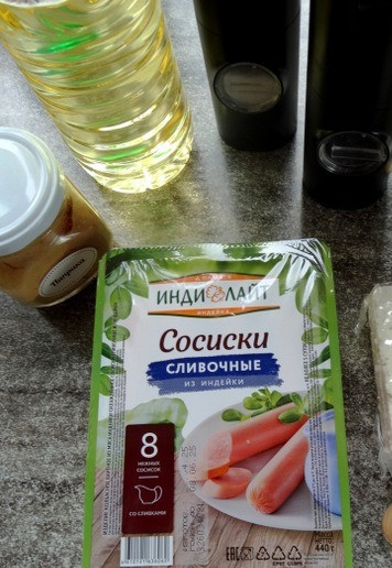1. Этап. Пикантные шашлычки из сосисок и сыра: Для шашлычков я рекомендую взять адыгейский сыр или под тип него. Сыр для жарки тоже подойде́т, но его 