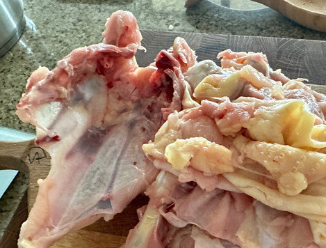 1. Этап. Солянка. Курица. Бульон. Капуста: Вот это всё, что на картинке весит почти восемьсот граммов. Плюс две грудки - около полкило. Это все пошло на бульон. Получился бульон хороший, не сильно жирный, но весьма насыщенный - около трех литров.