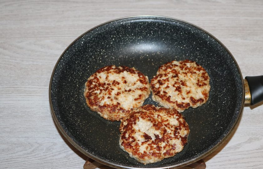 1. Этап. Сочный бургер: Котлеты обжарьте в разогретой сковороде с добавлением масла, с двух сторон до готовности.