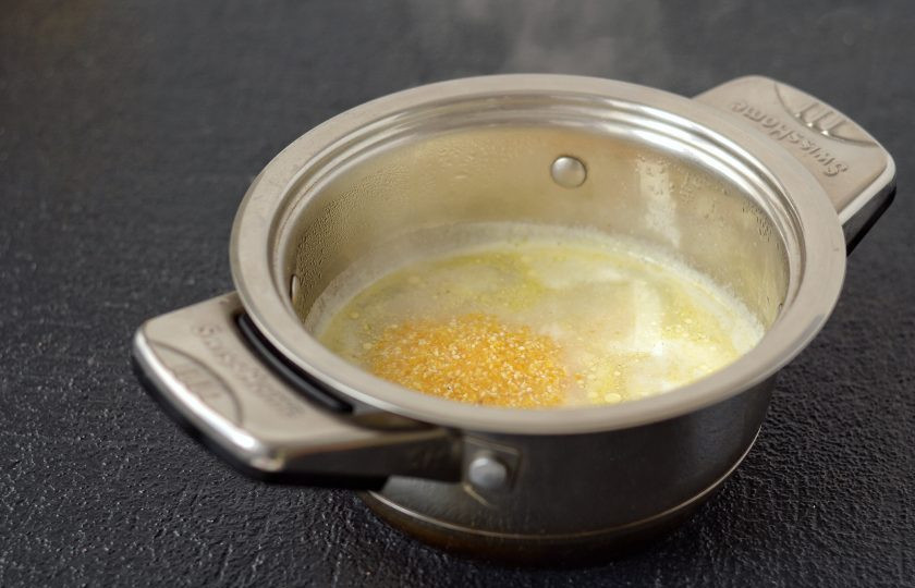 1. Этап. Каша гритс: Кукурузную крупу хорошенько промойте, затем добавьте в кастрюлю. Хорошенько перемешайте. Варите кашу на медленном огне 15 минут под крышкой.