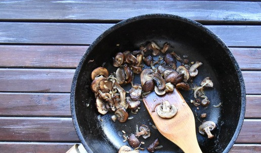 1. Этап. Утренняя полента с грибами и яйцом: Грибы нарезаю пластинками, лук полукольцами, чеснок измельчаю. В сковороду вливаю 1 ст. л. растительного масла и обжариваю лук с грибами и чесноком. Солю, перчу, перемешиваю и снимаю сковороду с огня.